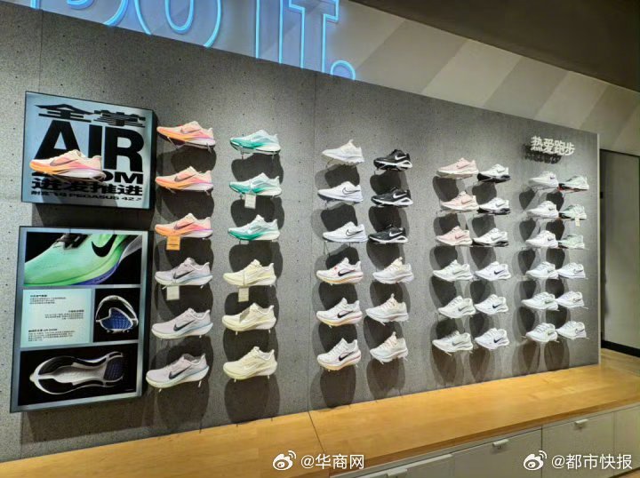 #耐克在中国销售额连降七个季度##原价899的耐克降至429消费者仍不买账# 2