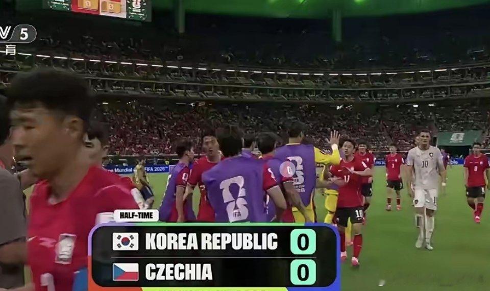 今天看了韩国对捷克的比赛，感觉现在韩国太强了，在控球、传球、突破、射门方面比我们