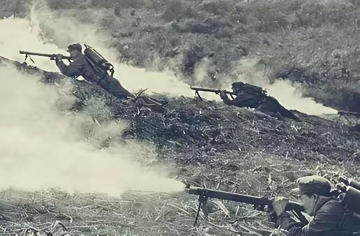 [月亮]1979年2月，姜利民趁黑夜摸上越军阵地，越军没有发现他,谁知，他突然打