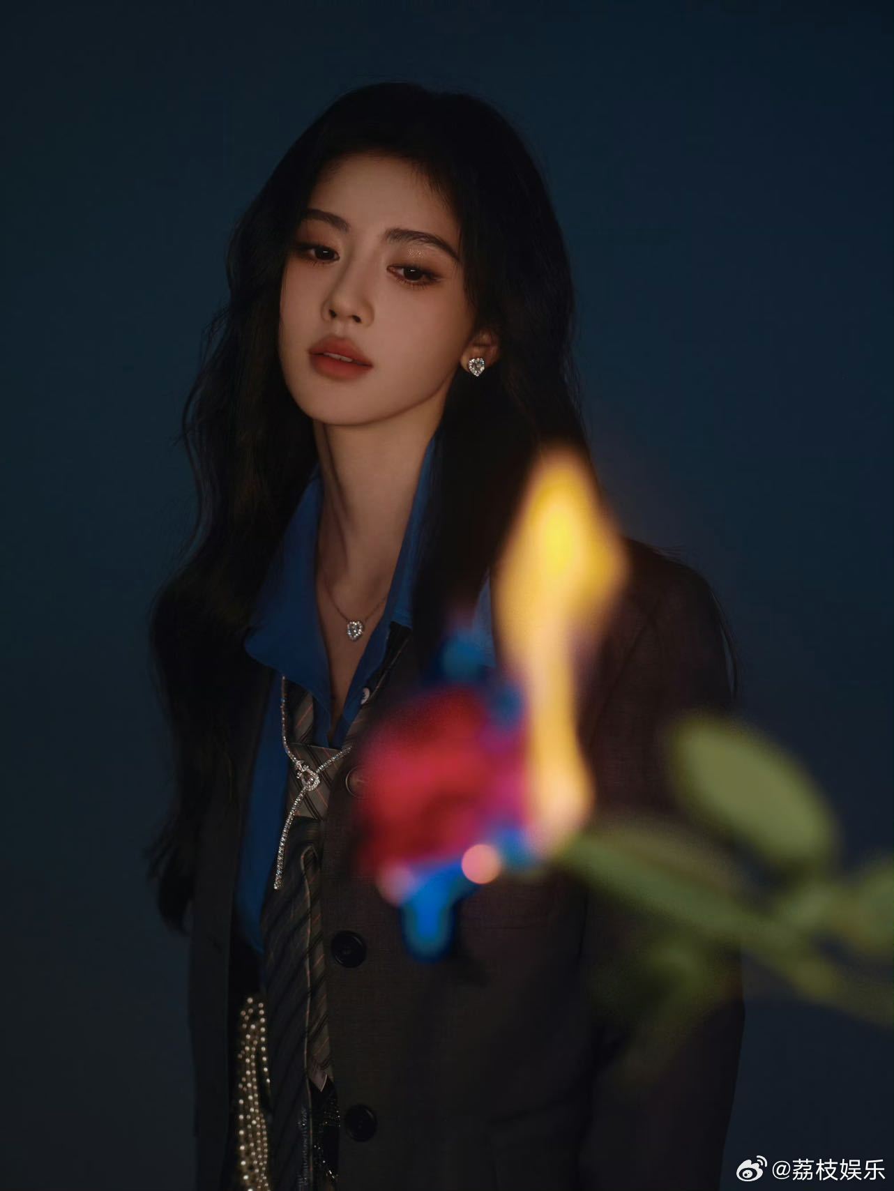 鞠婧祎唱的雨爱 谁还没看的《雨爱》舞台！QQ音乐超级巅峰之夜上，她一开口我就沦陷