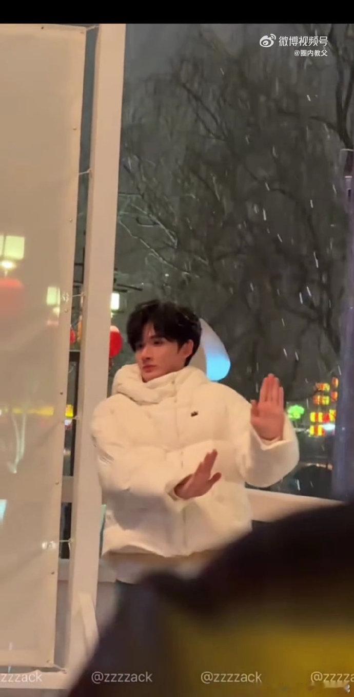 余宇涵差点儿滑倒 话又说回来！余宇涵差点滑倒的综艺到底是啥，这么有梗的画面，真的