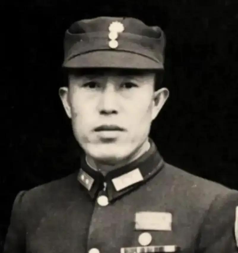 1938年韩复榘被枪决，郑洞国奉命抄没其家产，推开韩家大门时，妻子高艺珍迎上来做