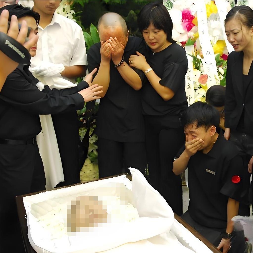 李丁葬礼上，一张罕见的留影，这张照片拍摄于2009年8月4日，地点在北京八宝山殡