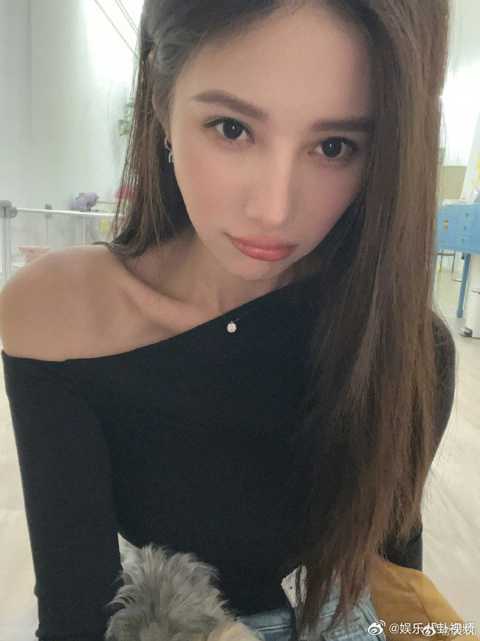 吴优贴脸开大周冬雨坐着跟站着差不多高，吴优你是真敢说周五晚高疯