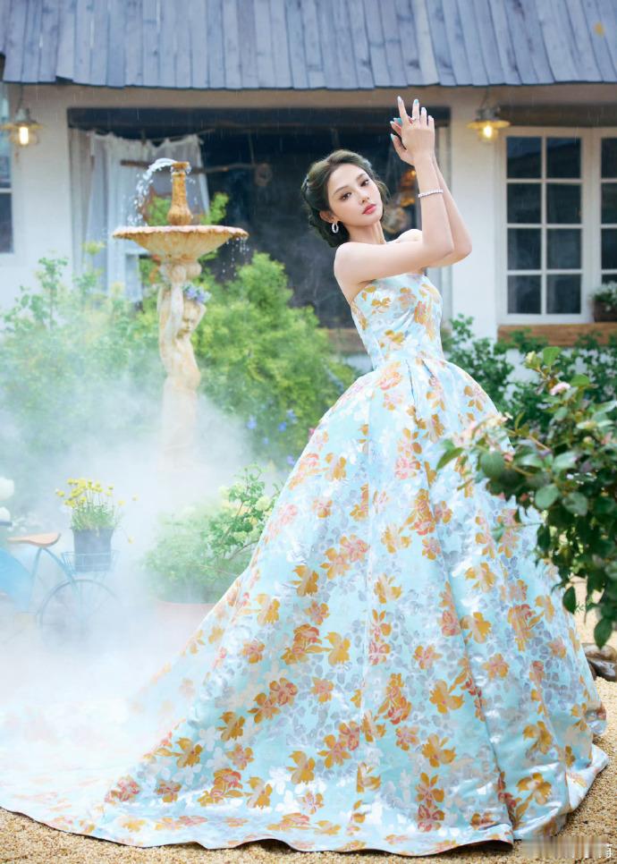 彭小苒碎花礼服 彭小苒身着碎花礼服，浓颜自带高光，搭配碎花更显灵动，氛围感直接拉