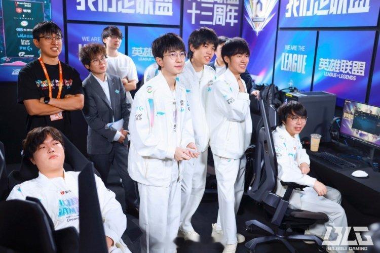 BLG发布夏决对战WBG夺冠返图：昨天的七小碧七小碧... ...[傻眼]#GE