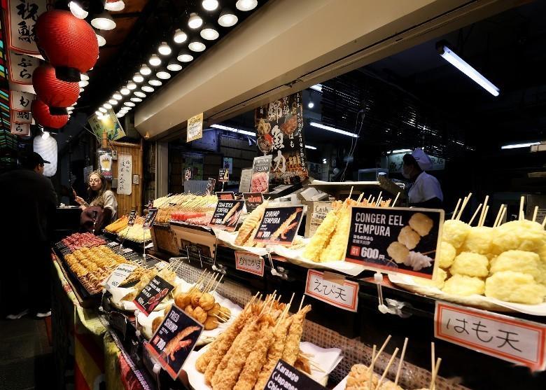 日本帝国数据库公司最新调查显示，下月将有近1900种食品加价，全年预计近两万种食