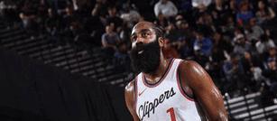 祖巴茨14投13中轰下33分，快船还是输了。
这记重拳直接戳破假象：快船的问题不