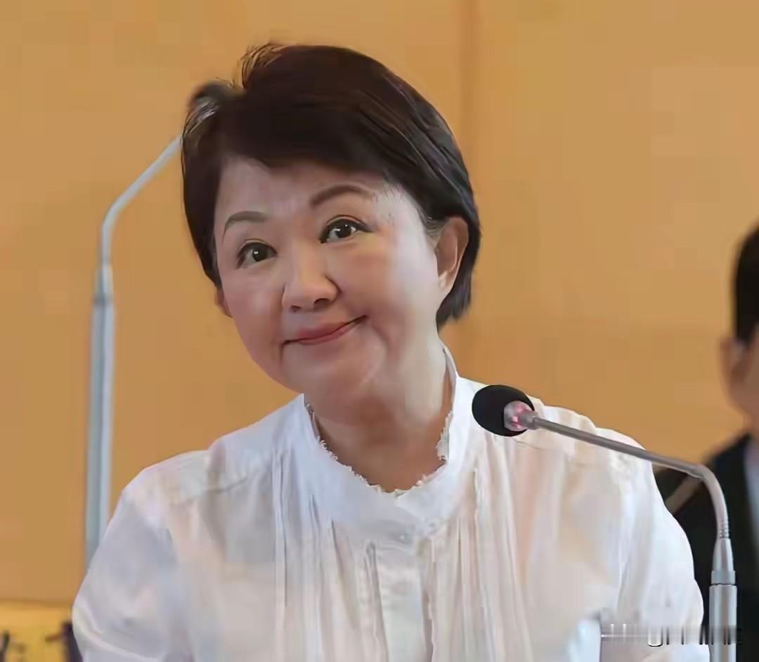 以亲美派卢秀燕为代表的蓝营实力派，千方百计想要架空郑丽文，并且拉郑下台。

郑丽