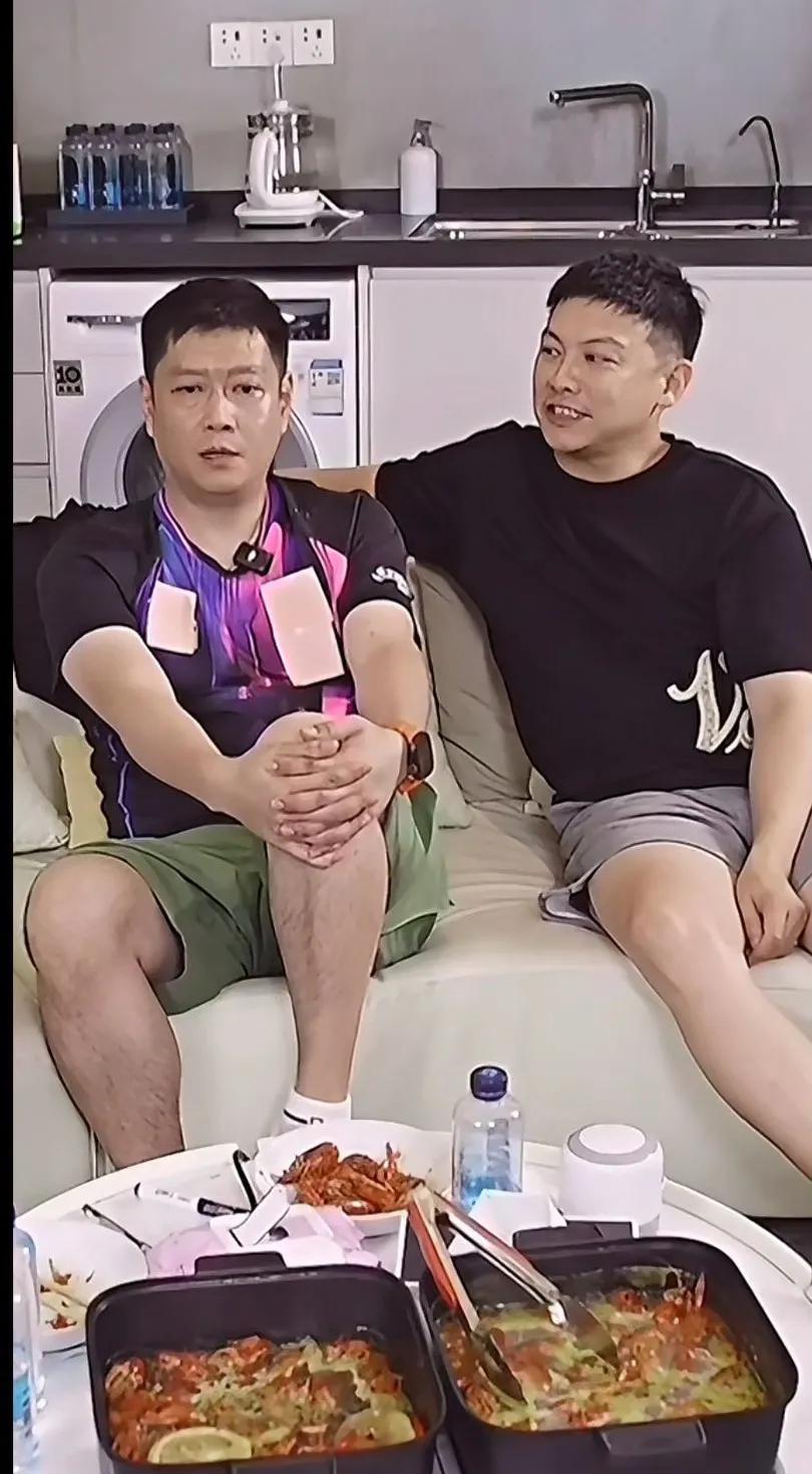 哥俩交流当年喂猪站军姿的体会[呲牙]
邱怡可讲军训，陈启讲讲怎么训练猪[呲牙]