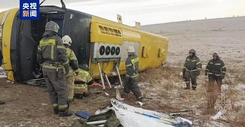 一辆43名中国务工人员乘坐的大巴在俄罗斯远东发生侧翻，事故致2死10余伤。事故可