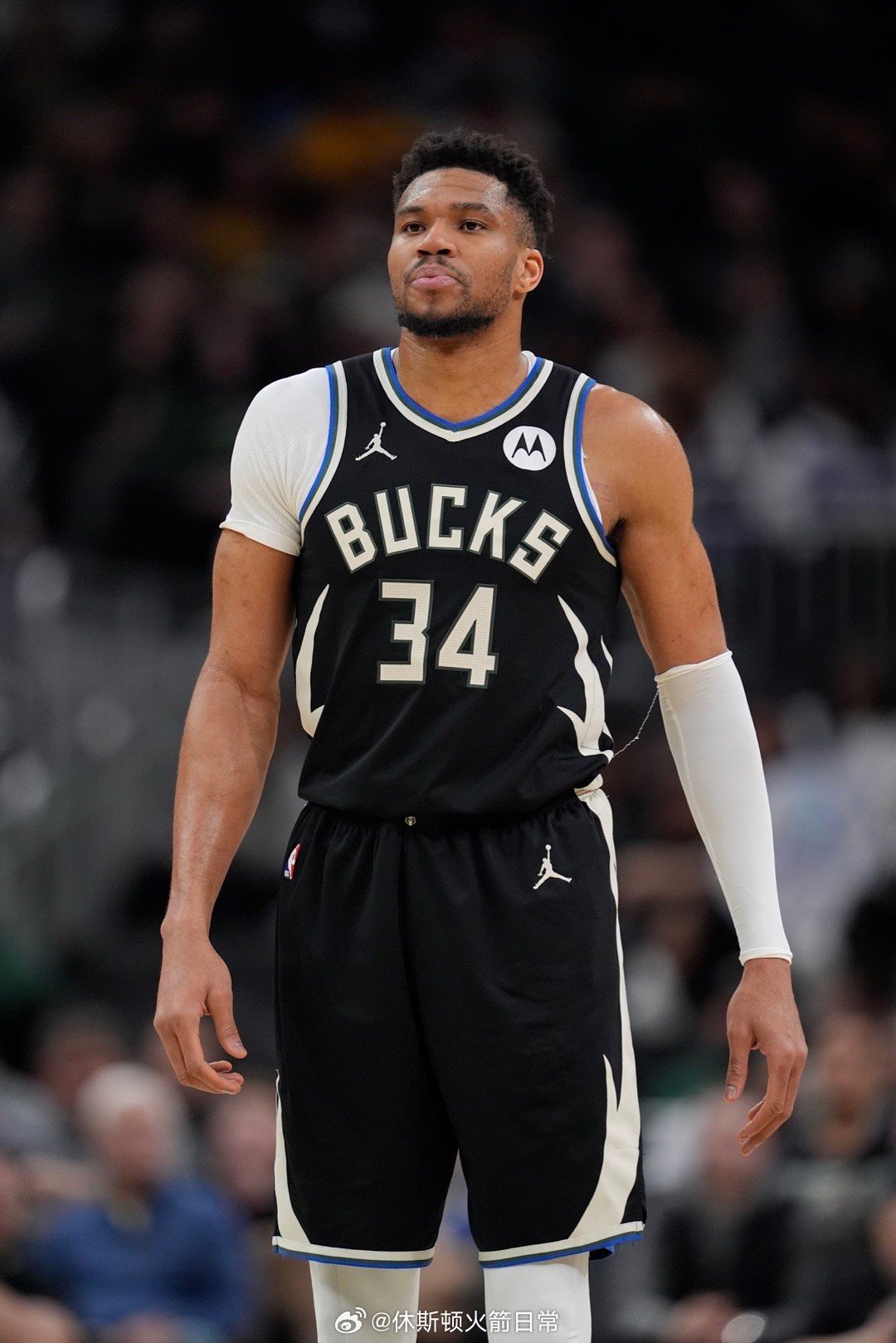 雄鹿队总经理乔恩·霍斯特谈扬尼斯·阿德托昆博（膝伤）：“他目前还不能上场比赛，我