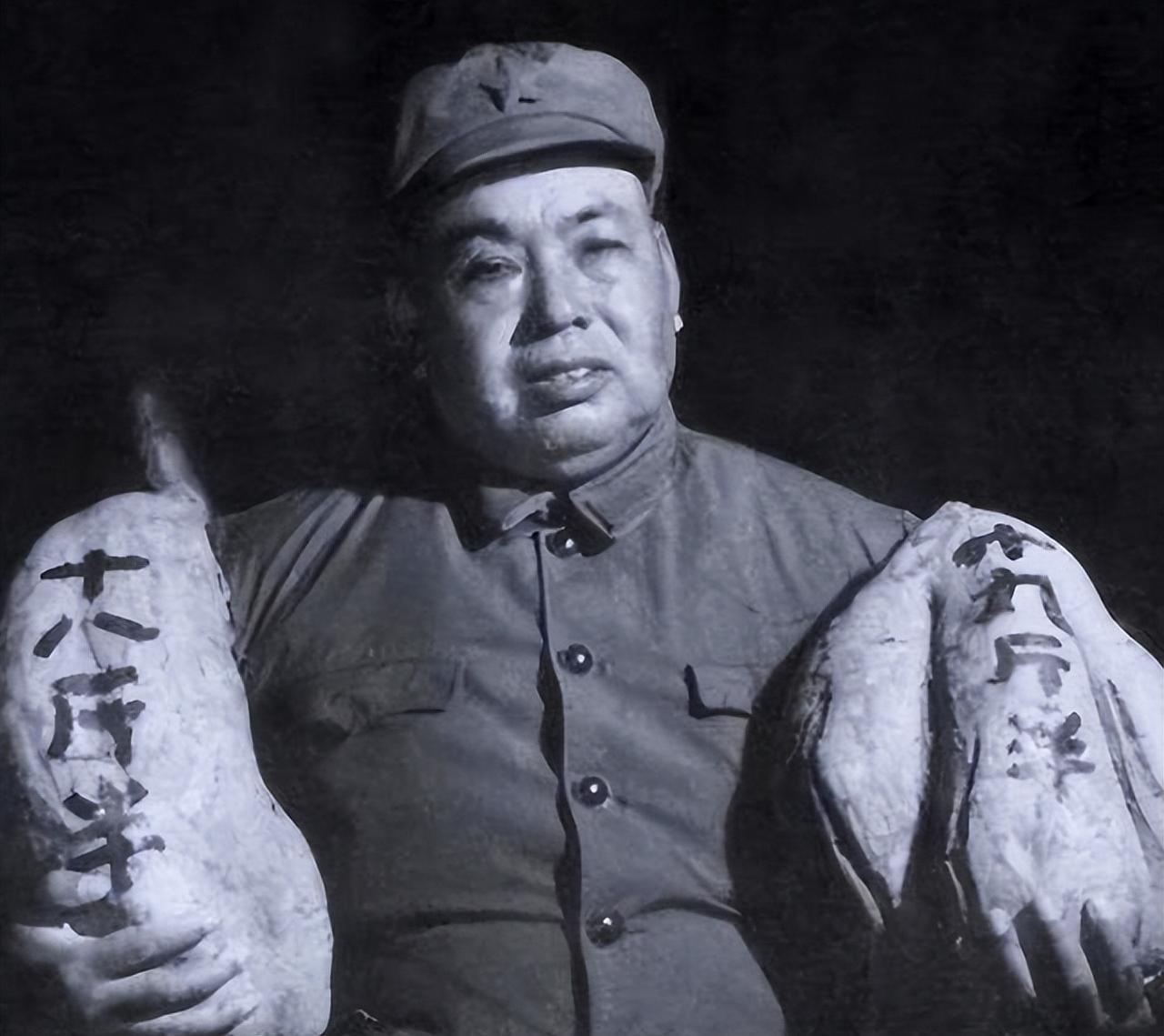 1937年，许世友在延安被关了起来，饥饿难耐时，有一名排长冒死给他送了一只烧鸡吃