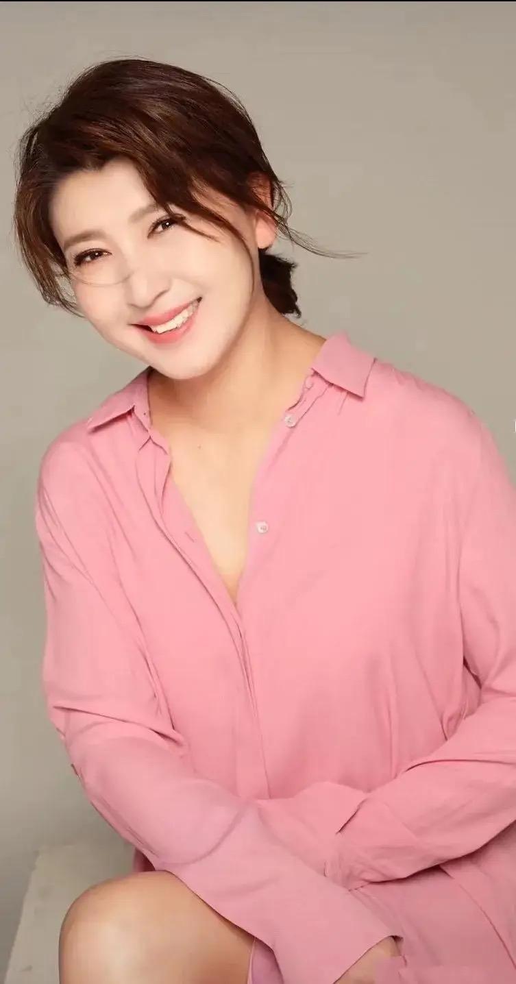 演员闫学晶直播“哭穷”引争议，自曝儿子年收入仅几十万元，无法承担一家百八十万的开