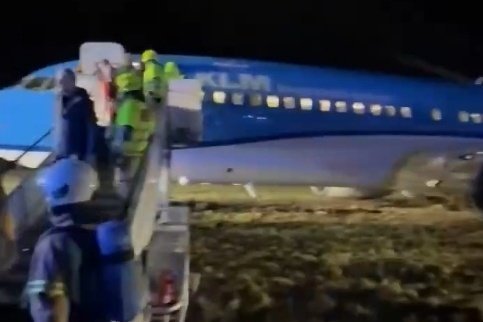 荷兰皇家航空波音客机降落冲出跑道 【荷兰皇家航空一波音客机因液压故障改道降落时冲