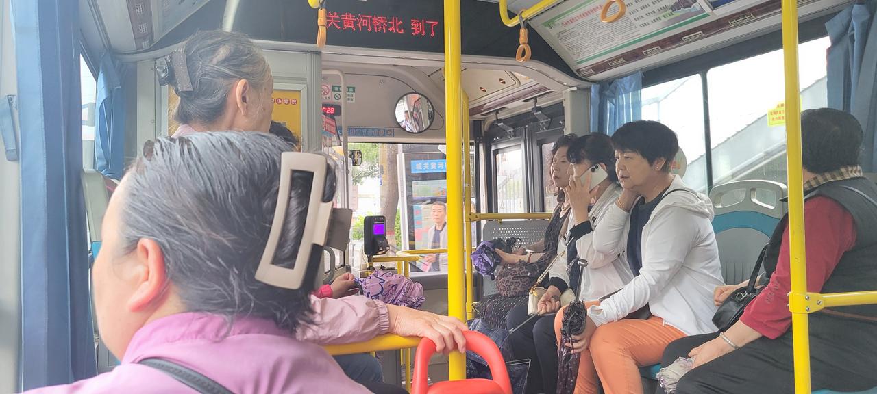 今天上午10:38分，乘坐兰州市xxx路公交车，只见车上坐满了大妈，很少有年轻人