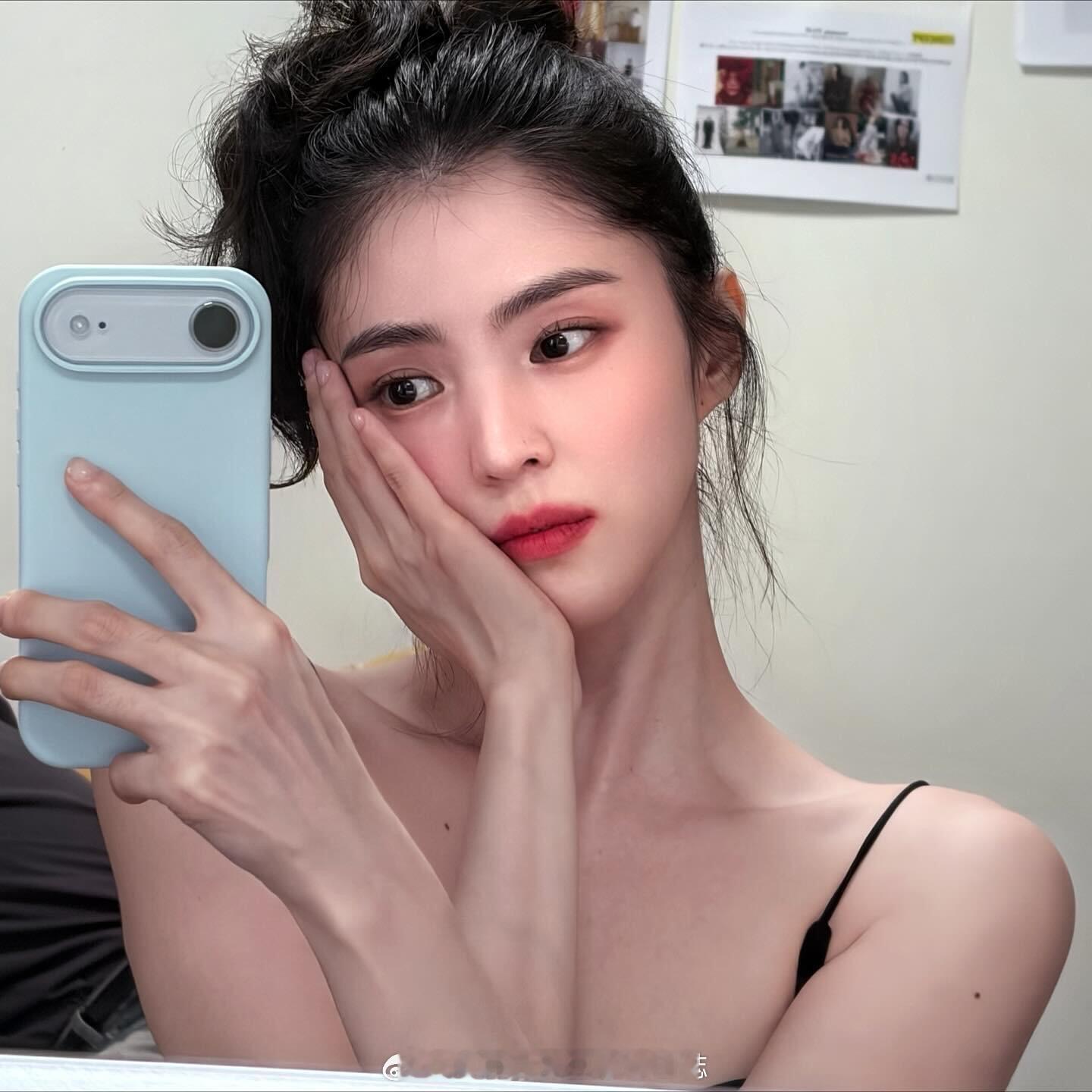韩素希IG 更新 超喜欢p1这张低像素高饱和度自拍[鲜花]👄 ​​​