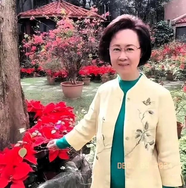 **琼瑶晚年的幸福时光：与孙女陈可嘉的亲密关系及她的传奇一生**

在娱乐圈中，
