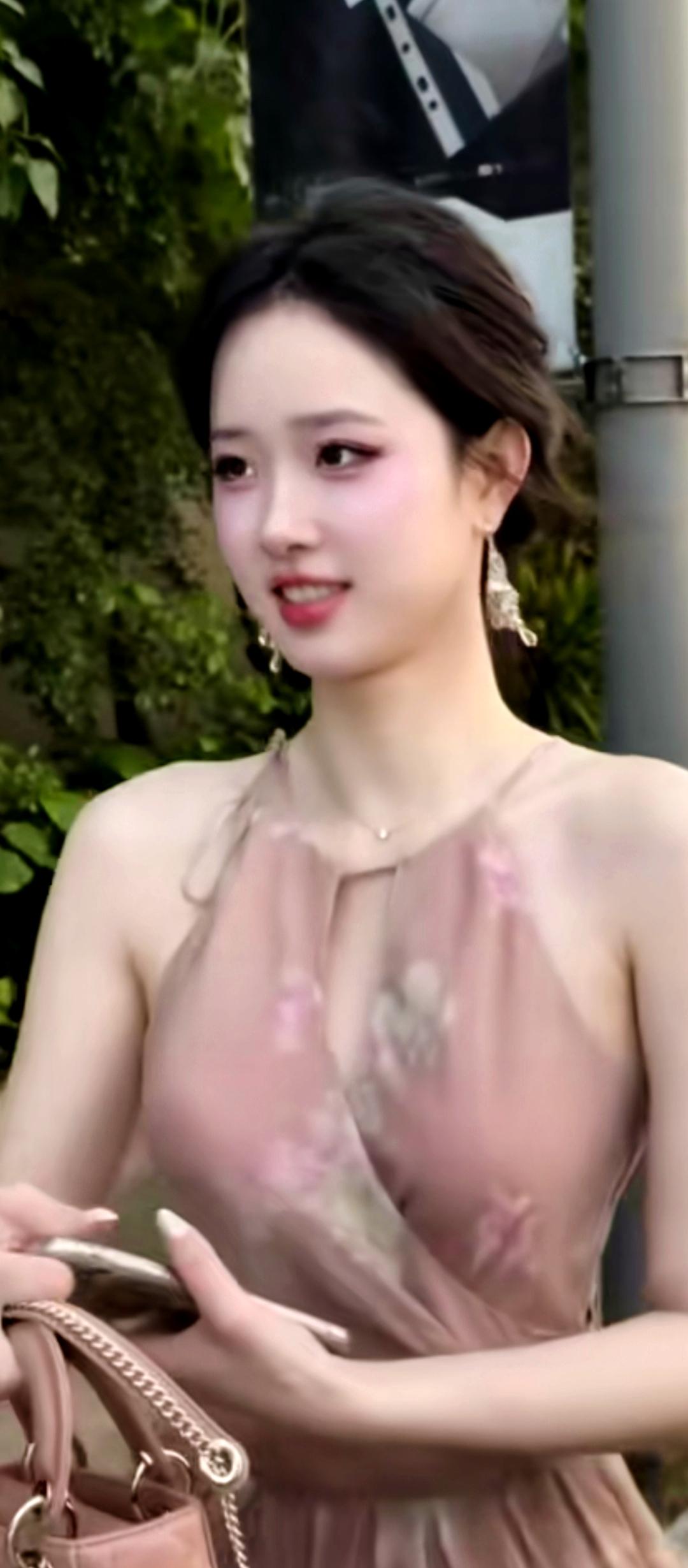 花间美人笑，粉裙映春光。