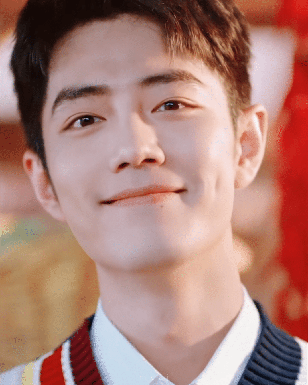 肖战出发北京了你一笑，晚风都变得格外温柔。好治愈！📮知名音乐制作人谈肖战的专辑