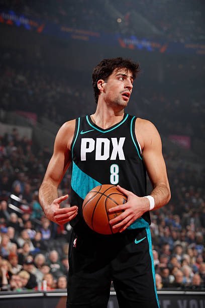 阿夫迪亚华丽空砍：31分19篮板10助攻6/14 三分0/4值得一提的是罚球19