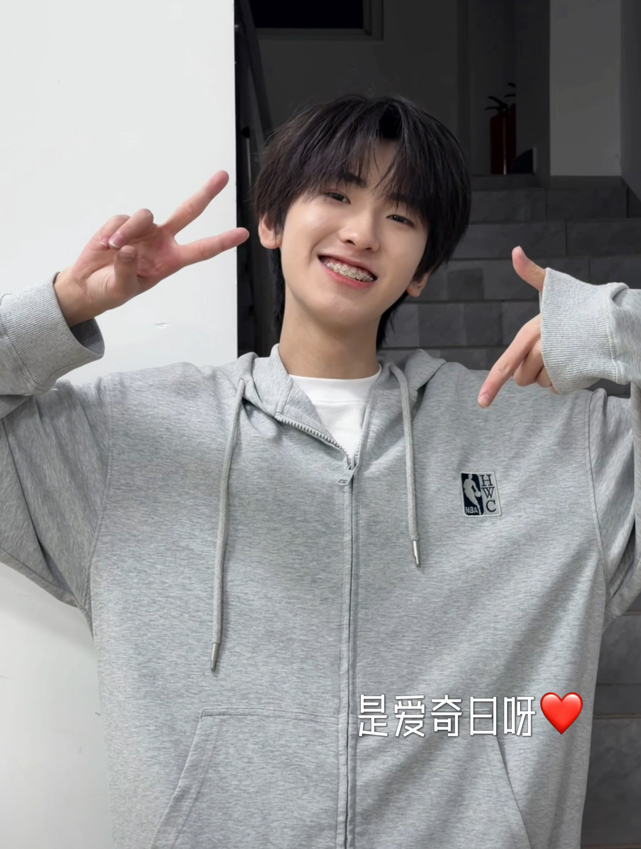 左奇函的图片日记 翻开左奇函的相册日记，满屏挡不住的清爽少年气扑面而来 