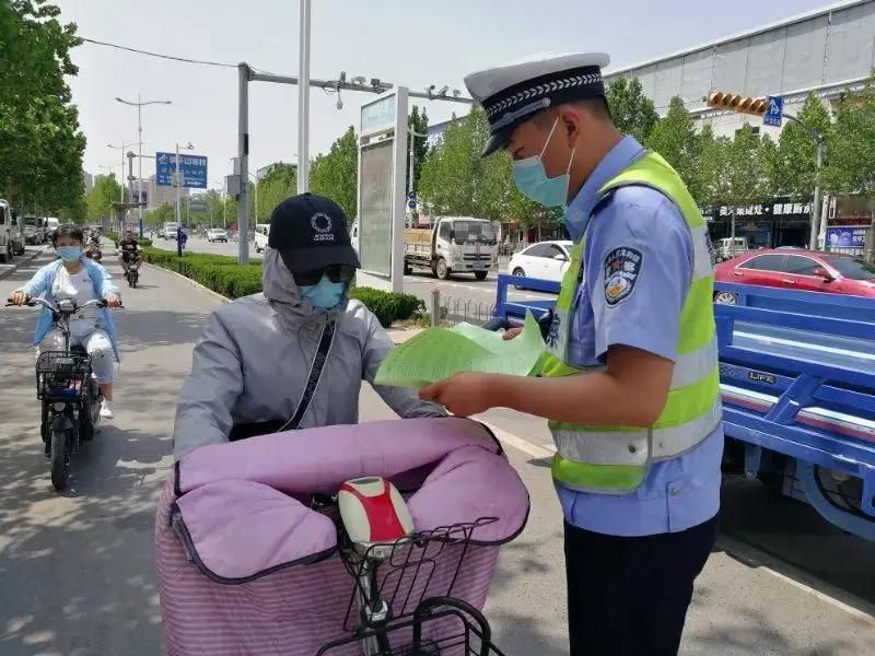 即墨区现在严查骑电动车不戴头盔的行为，被查到就罚款20！今天早上经过环秀街道淮涉