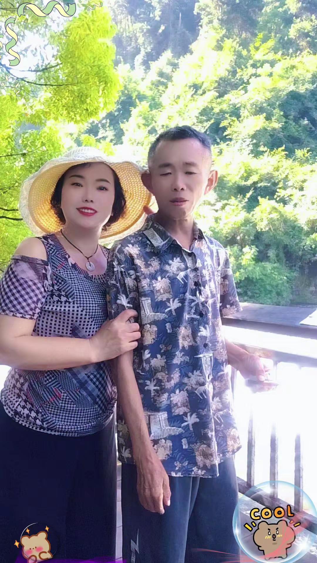 一高一矮，一胖一瘦，一起享受大自然的美景
