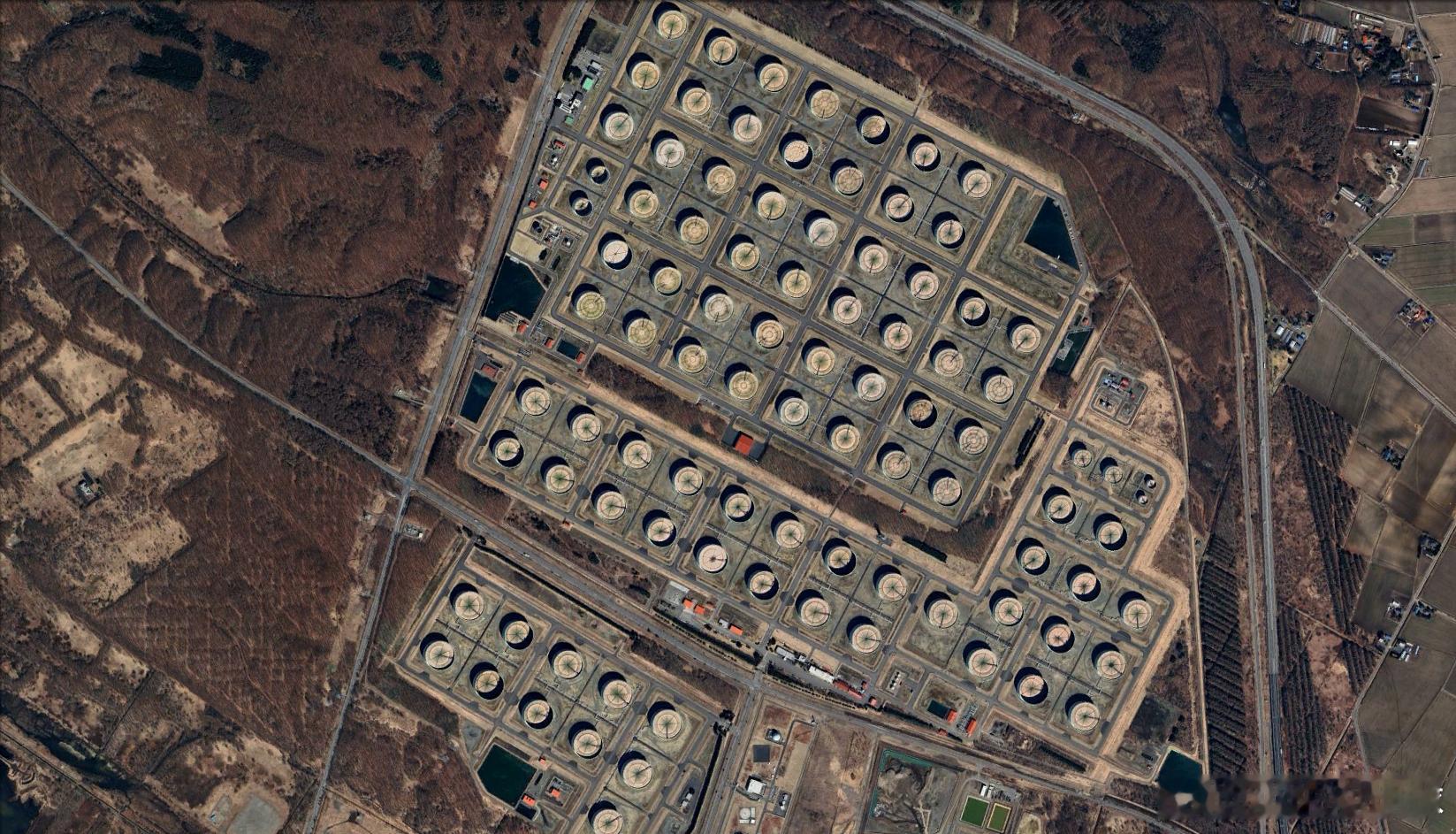 位于北海道苫小牧市的苫小牧东部国家石油储备基地，与相邻的北海道石油共同储备基地合