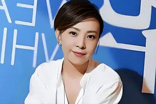 昔日央视最美主持，弃孙红雷嫁张嘉益，37岁嫁圈外富商活成赢家