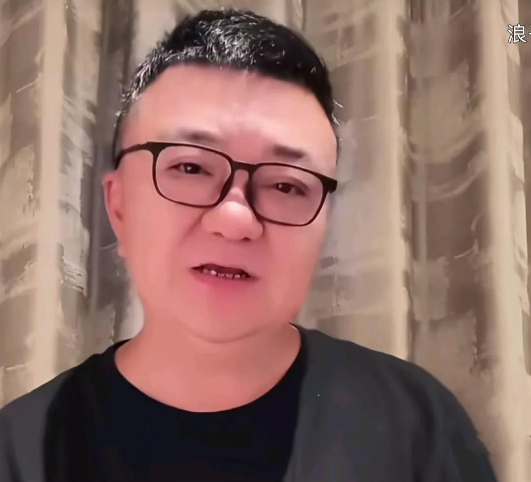 媒体人董路透露了前国脚刘云飞一件令他百感交集的事情。
董路在直播时表示，有一年的