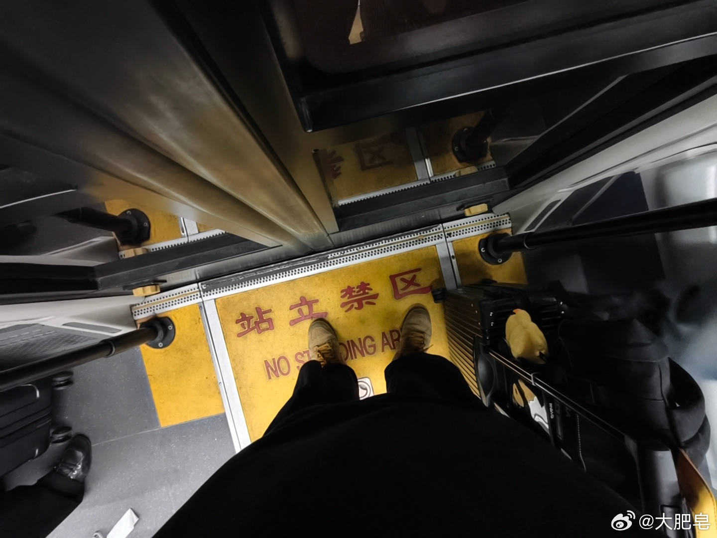 没错 又是摆渡车东航摆渡车真多