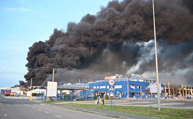 【俄怒炸乌境内美工厂，300吨石油横流，以行动声援委内瑞拉】据乌媒消息，俄罗斯对