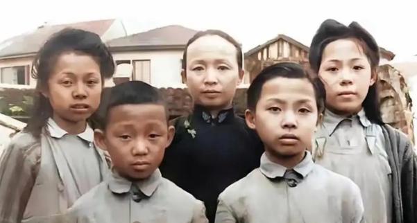 上海解放后，抗日英雄谢晋元遗孀凌维诚带着4个儿女流落街头、走投无路，抱着试一试的