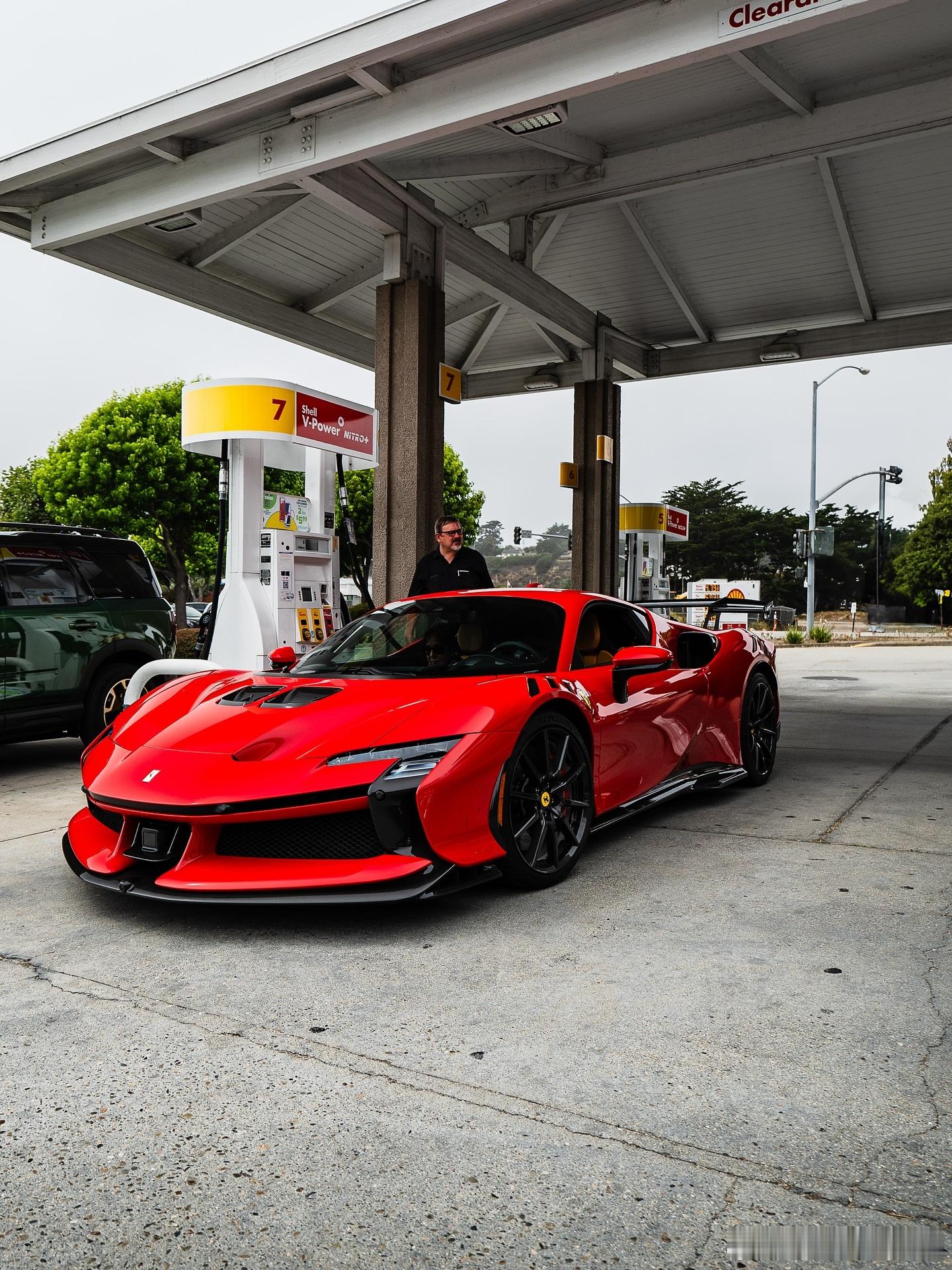 外观配色为Rosso Corsa，搭配碳纤维轮毂和红色刹车卡钳，内饰方面，Day