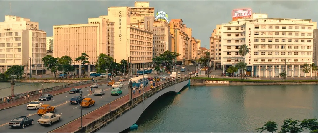 密探今日上映 走过一整个颁奖季，从戛纳（去年5月）一直拿奖拿到现在的巴西电影《密