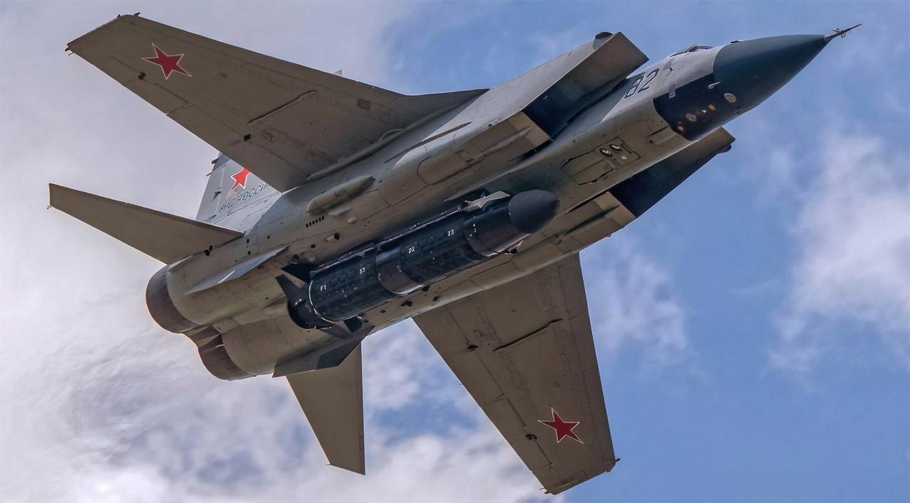 俄罗斯一架米格-31战斗机，机身下方挂载一枚反卫星武器-空射反卫星导弹“海燕”（