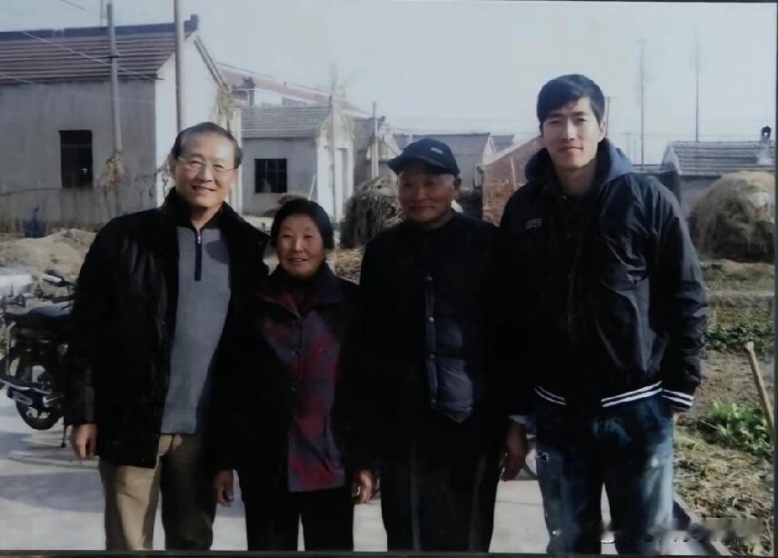 站在老房子前面合影的照片里有一位巨星，他当年成为了很多人的偶像，你能认出他是哪位