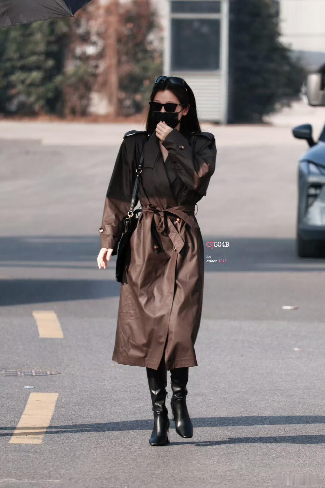 虞书欣老钱风穿搭虞书欣今日份上班路透，她的穿搭都很适合她啊。虞书欣棕色长风衣