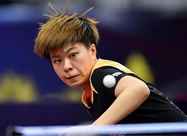 反弧胶皮究竟有何神秘？世界冠军居然输球了。
在新加坡大满贯女单1/4决赛中，从众