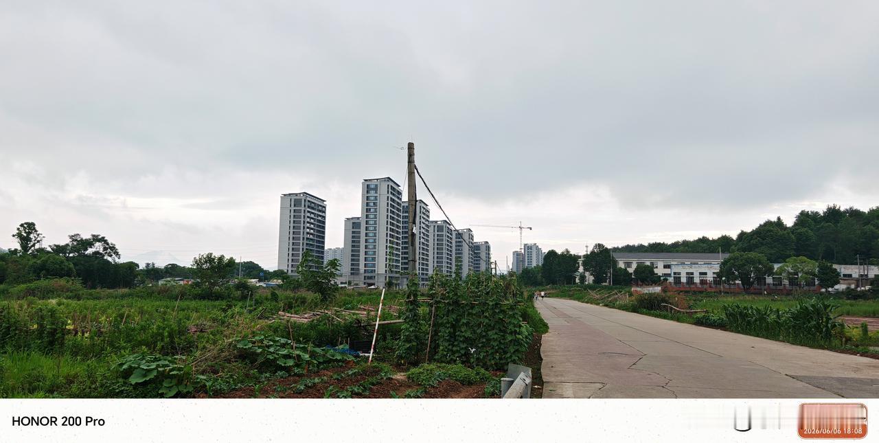 分享随手拍的景色2026年6月6日，黑云压顶，雨际线出来后就下雨了