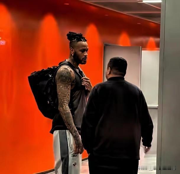 昨晚辽宁队输给上海队后，辽宁队总经理小刘总第一时间找到莫兰德，因为本场比赛莫兰德