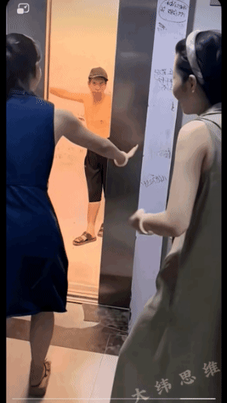 都笑抽了，
仨美女笑什么呢？