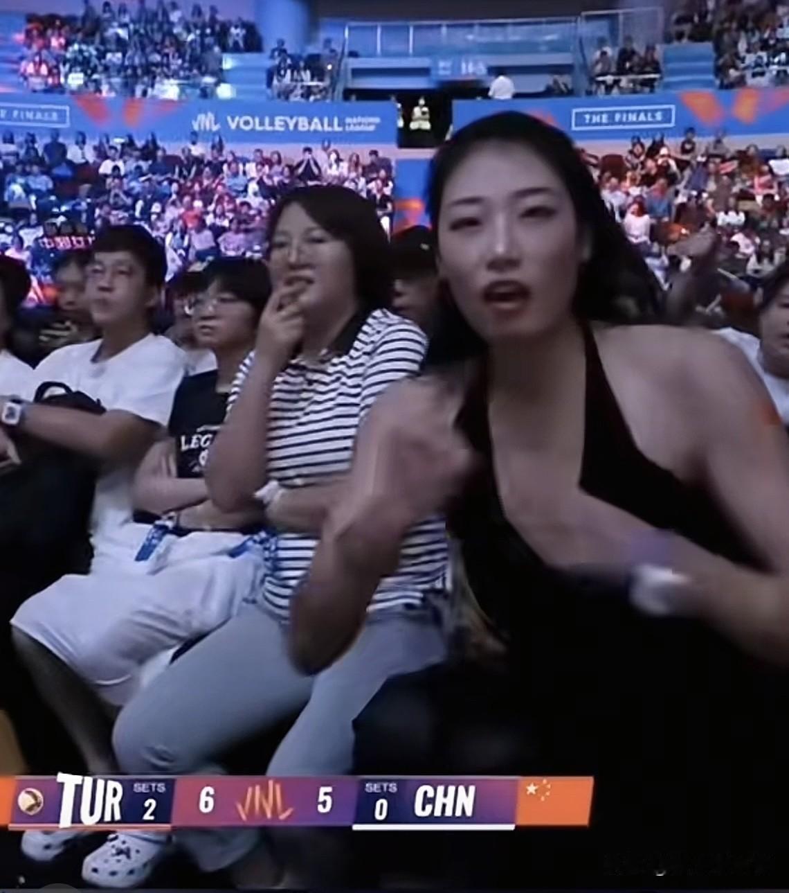 神秘嘉宾空降中土女排半决赛！原来昨晚上中国女排跟土耳其女排这场比赛，前中国女排名