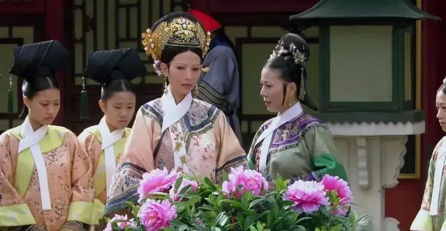 1724年深秋的紫禁城，养心殿的烛火在窗棂上投下细长的影子。

46岁的雍正捏着