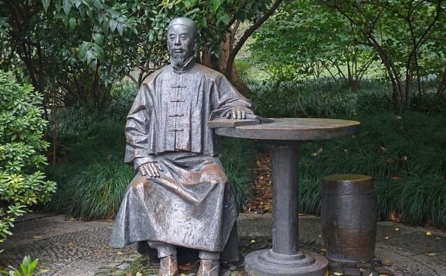 1949年，于右任离开大陆时，留下的一张老照片，镜头中的他白须飘飘，拄着拐杖，在