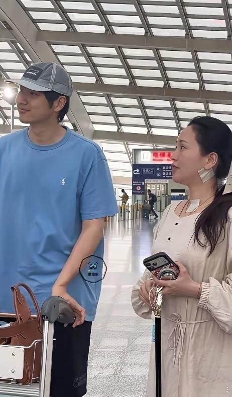 金莎脖子咋回事？孙丞潇是你干的吗？弟弟就是好啊！