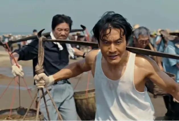 今天看见一个好笑的有网友说因为黄晓明可能看不下去《小城大事》了，因为黄晓明太油腻