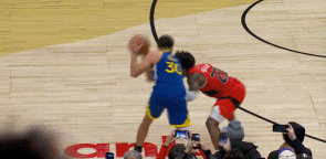 库里关键球进攻犯规，39+3+4成空砍！
3节末的连续失误成转折点；末节关键一攻