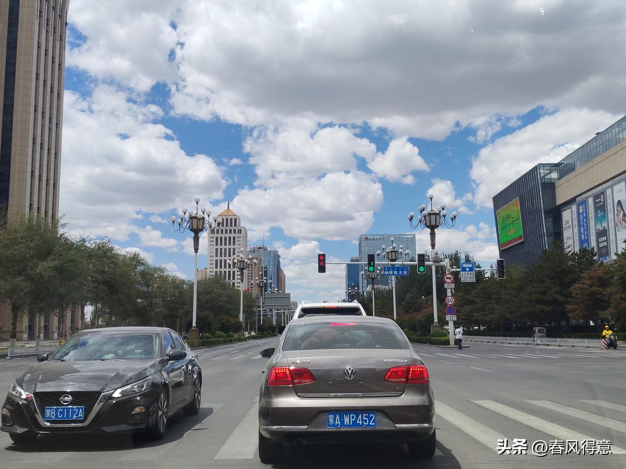 蓝天白云，车流不息，城市繁华。